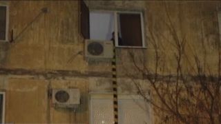Si-a anuntat sotul ca-l paraseste. Cand a coborat in fata blocului, barbatul s-a aruncat pe geam. Totul s-a petrecut sub privirile fiicei lor