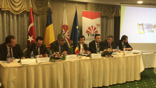 Excelenta Sa Osman Koray Ertas (mijloc) a cuvantat la un simpozion important organizat de Asociatia Oamenilor de Afaceri Turci