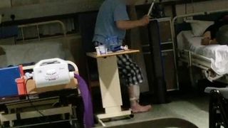 Imagini ireale filmate intr-un spital. Un pensionar isi loveste fara mila colegul de salon cu un baston metalic - Incidentul i-a ingrozit si pe doctori