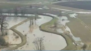 Sute de persoane risca sa fie inghitite de ape! Oltul s-a umflat si a facut prapad in judetul Covasna!