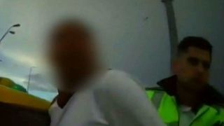 Nu se tem nici de oamenii legii! Un taximetrist a amenintat un politist care voia sa-l legitimeze: "Te omor cu mana mea, ma!"