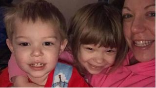 Un militar si-a ucis cu sange rece sotia si cei doi copii, apoi a sunat la numarul de urgenta.  "Mi-am omorat sotia si copiii! Pana o sa ajungeti voi, o sa..." Politistii au incremenit cand au intrat in  locuinta acestora