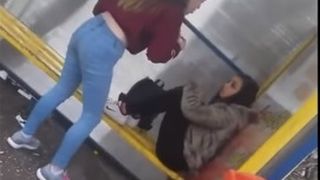 Eleva batuta cu salbaticie de colegele ei, in Tulcea. Totul a fost filmat. Ce au facut acestea cu imaginile