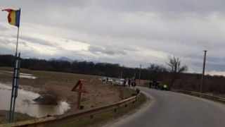 O soferita de 74 de ani a cazut cu masina in rau, la Brasov. Femeia era in stare de ebrietate