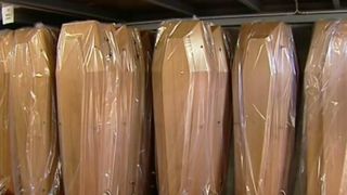 Fac bani din suferinta oamenilor! Reporterii stirilor Kanal D au pornit pe urma "mafiei cosciugelor"! Urmareste un reportaj tulburator filmat cu camera ascunsa!