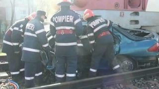 A depasit masinile oprite la calea ferata si a fost izbit in plin de tren! Doi soti au pierit striviti de fiarele contorsionate!