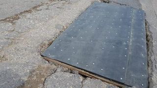 Imagini tragi-comice surprinse intr-un oras din Romania. Cum au putut sa acopere muncitorii o groapa din carosabil