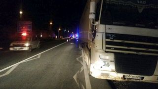 O femeie din Caransebes si-a pus capat zilelor, aruncandu-se in fata unui TIR