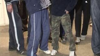 Trei elevi din Targu-Jiu s-au luat la bataie pentru o fata. Un minor a fost calcat in picioare de ceilalti doi agresori