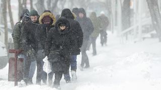 Cod portocaliu de polei pentru Bucuresti si zece judete. Decolarea avioanelor de pe Aeroportul Henri Coanda, oprita. Circulatia rutiera a fost inchisa pe Autostrada A2 din cauza ploii inghetate