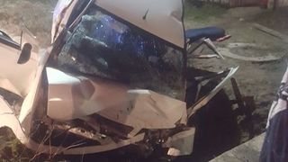 Un tanar a murit, iar altul a fost grav ranit, dupa ce au intrat cu masina intr-un cap de pod