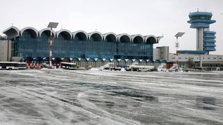 Este haos pe Aeroportul Henri Coanda din cauza vremii. Niciun avion nu decoleaza