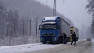 Cinci persoane, intre care doi copii, au fost ranite in urma unui accident produs pe DN2, in Buzau, din cauza poleiului