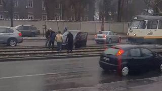 Accident rutier in Capitala! O masina s-a stricat in mijlocul liniei de tramvai