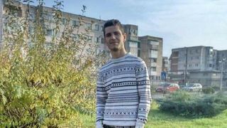 El este fratele vitreg al Mirei, o indragita artista de la noi. Tanarul a decedat in urma unui accident rutier grav, in Gorj