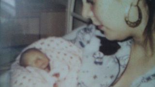 "Esti ghinionista!", i-au spus medicii mamei care si-a ingropat toti cei 22 de copilasi. Femeia este distrusa de durere si crede ca o va lua razna