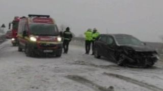 Iarna face ravagii in tara: accidente, avioane si trenuri intarziate, pomi doborati