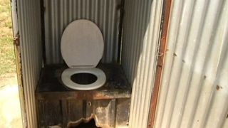 O fetita, in varsta de cinci ani, a murit, dupa ce a cazut in toaleta din curtea scolii