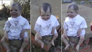 A mers la cimitir sa-i aprinda fiului o lumanare, dar a gasit un "bebelus" pe mormantul sau! Vezi imaginile care au inspaimantat intreaga localitate