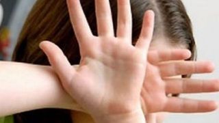 Doua fetite au fost agresate de un fost detinut, in timp ce tatal lor dormea in camera alaturata