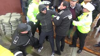 Seful Politiei Locale Mangalia a fost agresat in timpul unei actiuni de demolare a unei terase