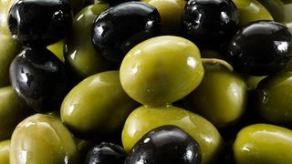 Otrava din farfurie: cum sunt vopsite maslinele