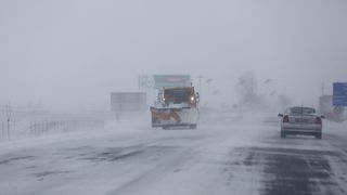 Traficul se desfasoara cu dificultate pe Autostrada Bucuresti - Pitesti din cauza coliziunii dintre un autoturism si un TIR. In zona, circulatia se desfasoara in conditii de ninsoare