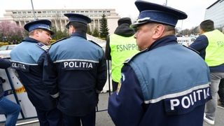 Protest de amploare in Piata Victoriei: Zeci de politisti din angajati ai penitenciarelor protesteaza fata de condiţiile de lucru si nivelul salariilor