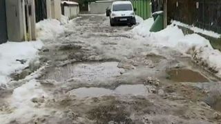 Sar peste gropi cu copiii in brate! Desi locuiesc in Sectorul 1 al Capitalei, strada pe care locuiesc nu a vazut niciodata asfalt!