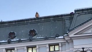 Clipe de groaza la Iasi! Un fost detinut s-a urcat pe acoperisul Teatrului National si a amenitat ca se arunca! Cum s-a terminat totul!