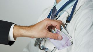 Medic cardiolog din Iasi, trimis in judecata impreuna cu cinci dintre pacientii sai! Cei sase sunt cercetati pentru luare si dare de mita!