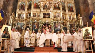 In dreapta, icoana noului sfant -Sfantul Gheorghe Pelerinul, la sfintirea Patriarhului