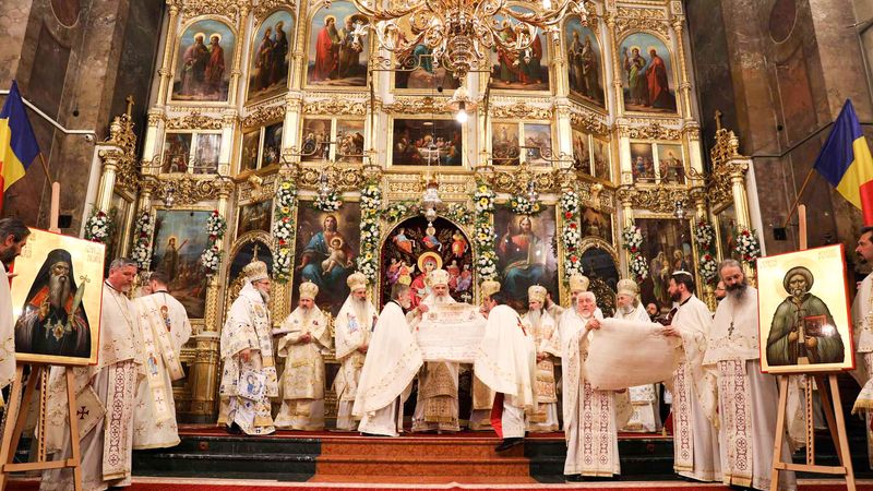 In dreapta, icoana noului sfant -Sfantul Gheorghe Pelerinul, la sfintirea Patriarhului