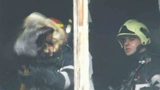 Incendiu intr-un bloc din Brasov! Mai multe persoane, printre care si un bebelus, au fost intoxicate cu fum!