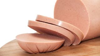 Va place parizerul, dar nu consumati des pentru ca e nociv pentru sanatatea dumneavoastra? Nicio problema! Niste studenti din Galati au facut o varianta BIO a produsului!