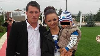 Au curs rauri de lacrimi la inmormantarea tinerilor din Olt, morti in Olanda! Baietelul de numai 3 anisori inca spera ca parintii lui sa se intoarca acasa