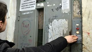 Incident intr-un bloc din Capitala - o femeie a cazut in gol trei etaje cu liftul. Politia face cercetari pentru vătămare corporala din culpa