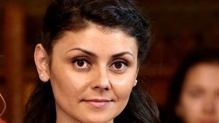 Sora vitrega a victimei de la metrou inca mai tine doliu dupa Alina Ciucu! Monica este fata Gabrielei si a lui Sandu Popescu, parintii adoptivi ai tinerei ucise in statia Dristor