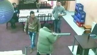 Au venit pentru a investiga un scandal intr-un bar, dar au fost primiti cu imbratisari si pupaturi! Doi politisti nemteni au avut parte de surpriza vietii!