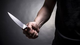 O persoana din Bucuresti a iesit cu cutitul pe strada si ameninta ca se sinucide. Politistii au intervenit de urgenta