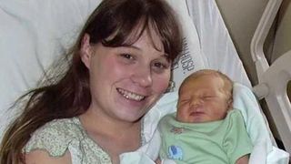 I-au facut cezariana in urma cu 14 ani, iar de atunci s-a declansat calvarul! Acum va ramane paralizata pe viata pentru ca medicii au uitat ASTA in ea