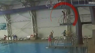 O fetita de 10 ani si-a taiat degetele intr-un accident petrecut intr-un parc acvatic din Brasov! Tragedia a fost filmata secunda cu secunda! Imagini teribile