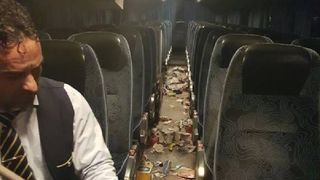 "Oare cand voi incepe si eu sa transport oameni?" - Asa arata autobuzul unui sofer din Focsani dupa ce toata ziua i-a plimbat pe EI - INCREDIBIL cine a fost in autocar