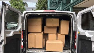 O femeie in varsta de 30 de ani l-a injunghiat cu 20 de lovituri de cutit pe curierul care i-a adus un pachet