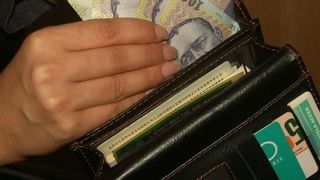 O bona din Bucuresti a furat din casa in care muncea mai multe bijuterii si un card de salariu!