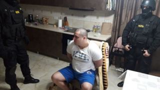 Interlopul care a lovit cu sabia un politist sucevean a fost trimis in judecata alaturi de alte sase persoane!