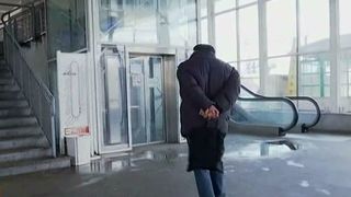 Inaugurat cu surle si trambite, Pasajul Basarab din Capitala a ajuns sa arate deja ca o ruina! Nici macar lifturile pentru persoane cu handicap nu mai merg!