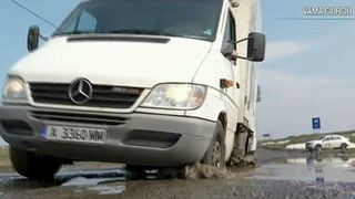 Imagini rusinoase surprinse in apropiere de Vama Giurgiu! Dupa ce s-a topit zapada soferii se lupta cu craterele!