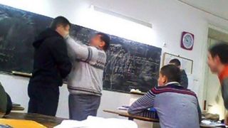 Imagini revoltatoare intr-o scoala din Botosani! Un profesor a fost batut de doi elevi chiar in timpul orei!