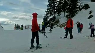 Iubitorii sporturilor de iarna se bucura in acest weekend de ultima zapada din an! Partiile de la munte au fost din nou pline de turisti!